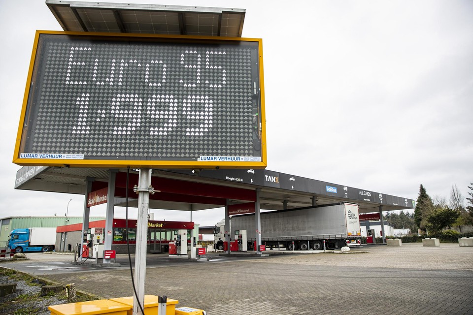 Bij het tankstation van Vissers Energy in Venlo zakte de benzineprijs onder de twee euro-grens.  