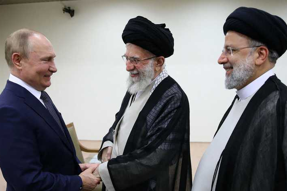 De Iraanse leider Ayatollah Ali Khamenei ontving Vladimir Poetin in juli in Teheran samen met president Ebrahim Raisi. De banden worden steeds nauwer. 