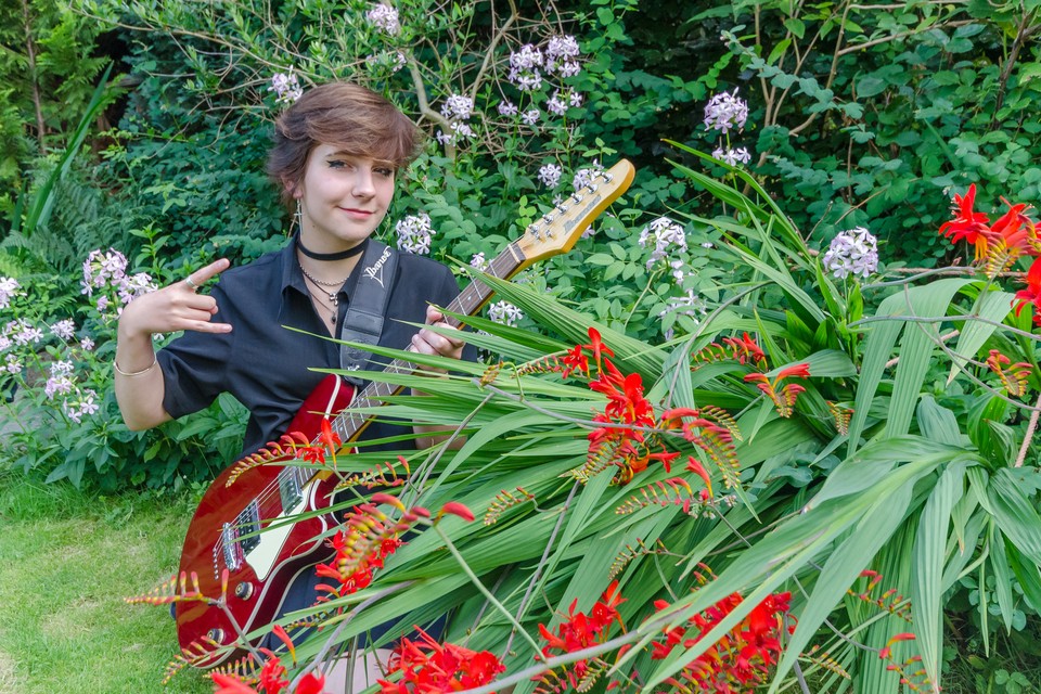 De 15-jarige Evy Heckmann uit Melick wil dolgraag doorbreken als professioneel muzikant.