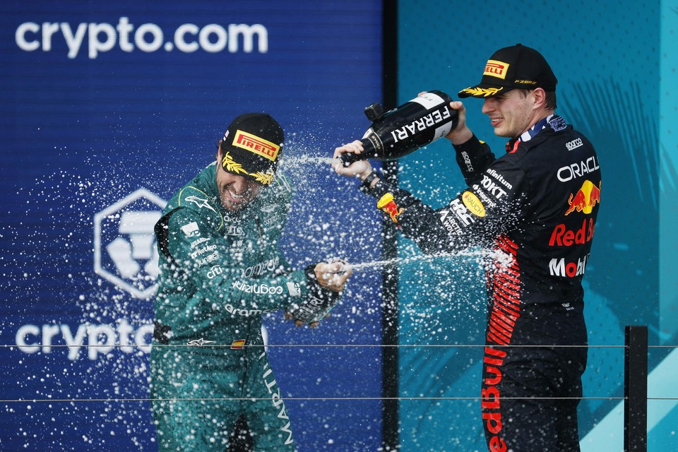 Max Verstappen (r) en  Fernando Alonso op het podium.