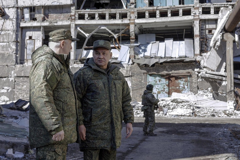 De Russische defensieminister Sergej Sjojgoe (midden) en kolonel-generaal Rustam Muradov (links) tijdens een inspectie van Russische troepen op een onbekende locatie in Oekraïne begin deze maand.