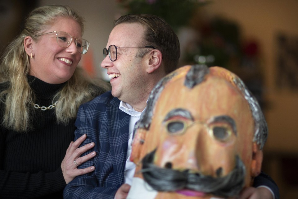 Aimée en Stefan Gybels, met op zijn schoot het masker van Fons Olterdissen.
