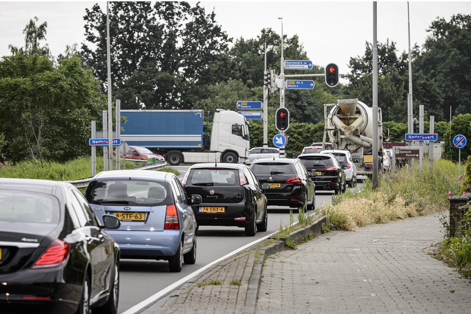 De provincie bezuinigt de komende jaren in totaal 50 miljoen op verkeersprojecten, onder meer op de N266 in Nederweert. 