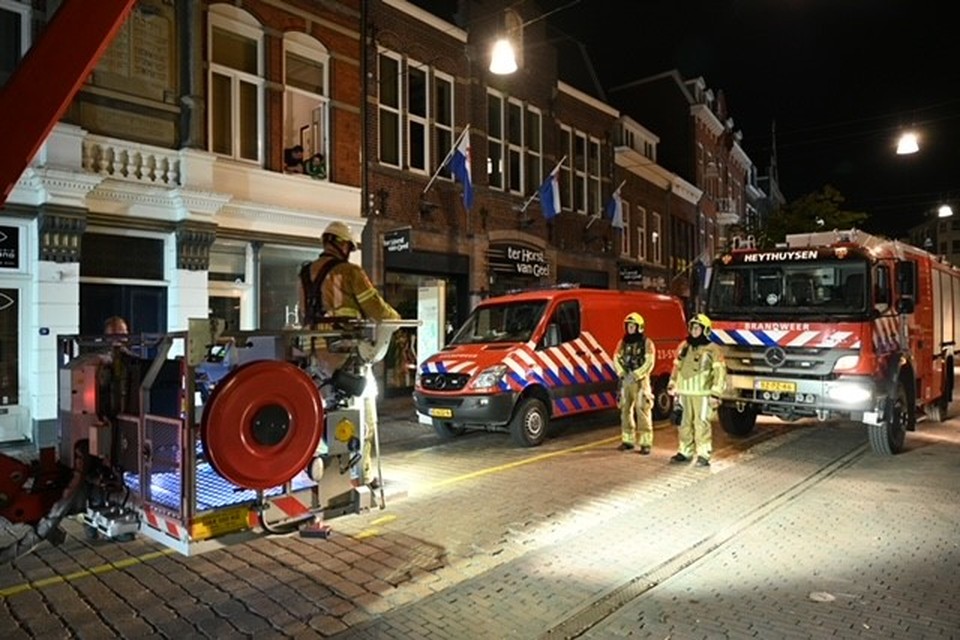De brandweer in actie op de Hamstraat. 