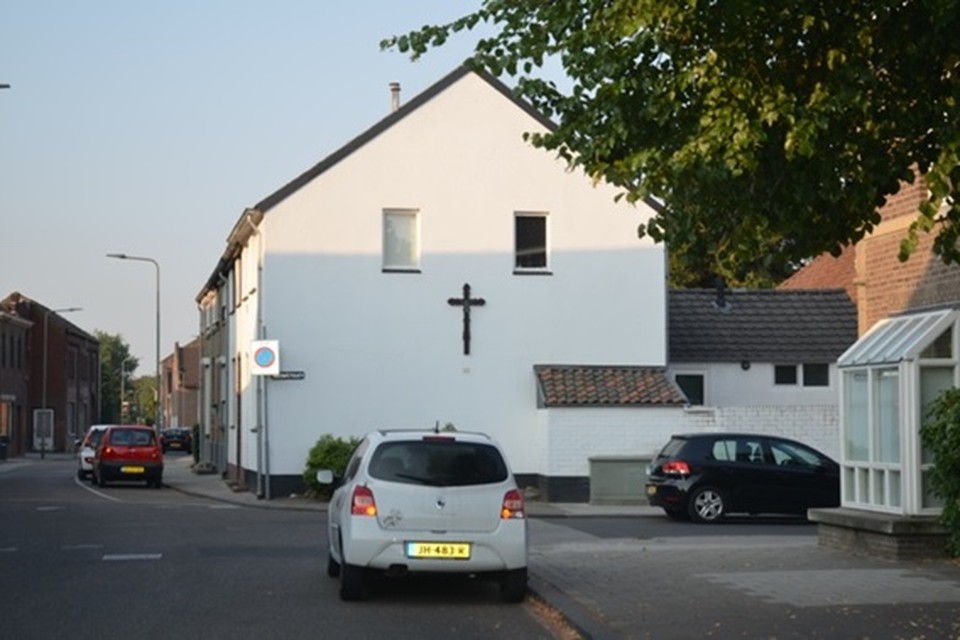 Het kruis uit de devotiekapel driesprong Kruisstraat – Nieuwstraat hangt nu aan de gevel van huisnummer 99. 