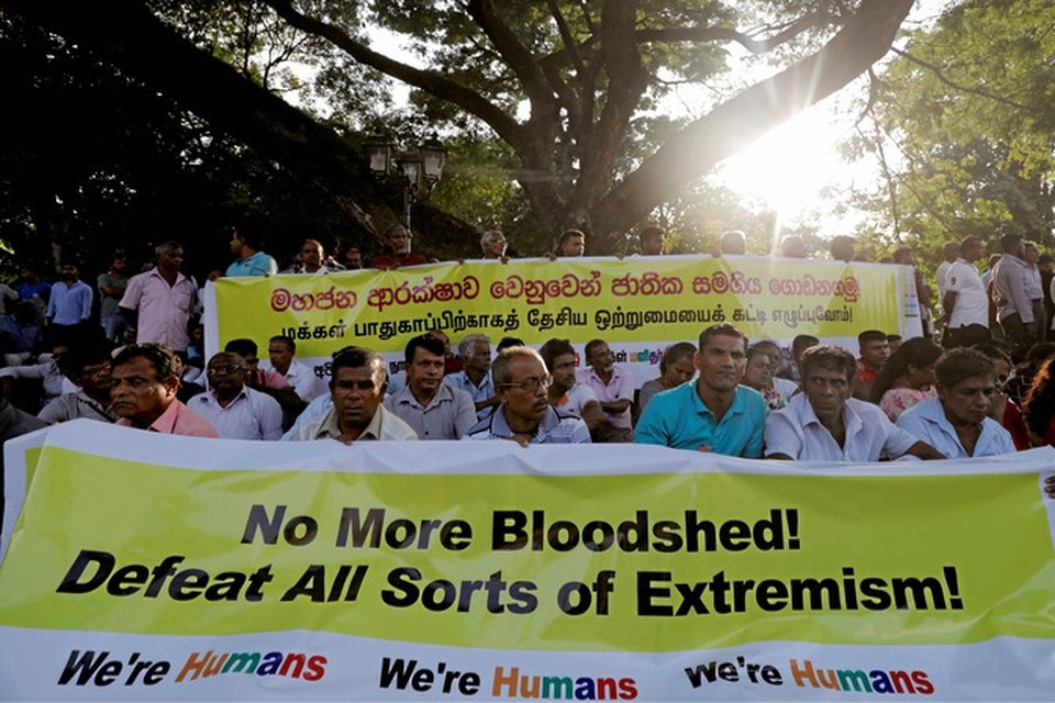 Inwoners van Colombo protesteren tegen wraakacties tegen moslims na de terreuraanslagen tijdens Pasen. 