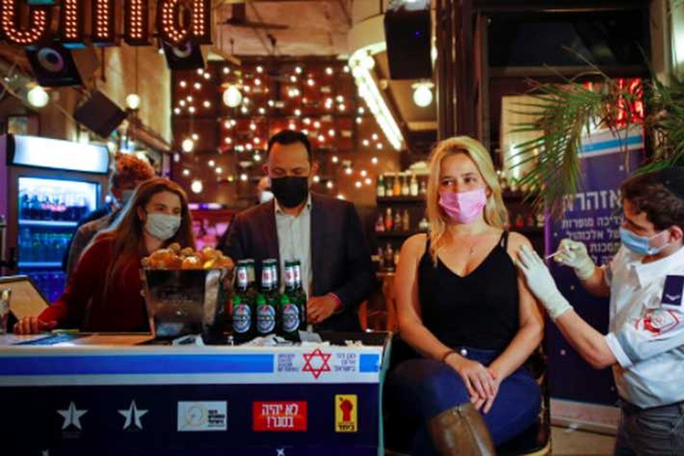 Eind februari werden inwoners van Tel Aviv die het vaccin in een bar namen met gratis drank beloond. 