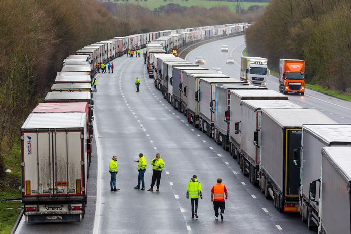 Lange, eindeloos lange rijen vrachtwagens op de snelweg naar Dover. 