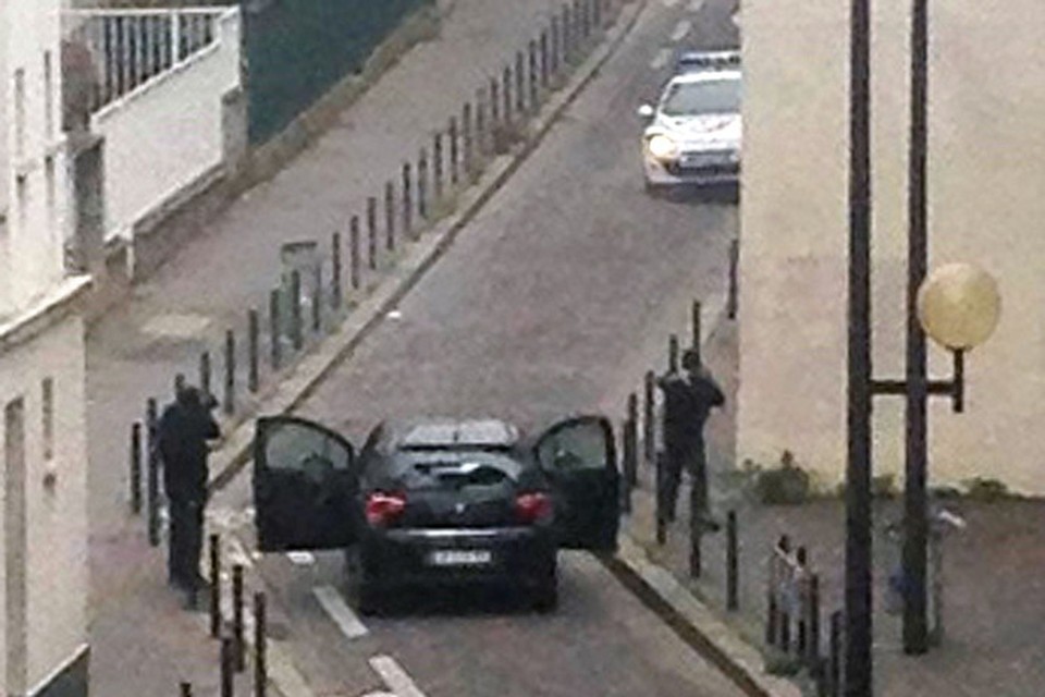 7 januari 2015: zwaarbewapende politiemensen benaderen de redactie van Charlie Hebdo in Parijs. 
