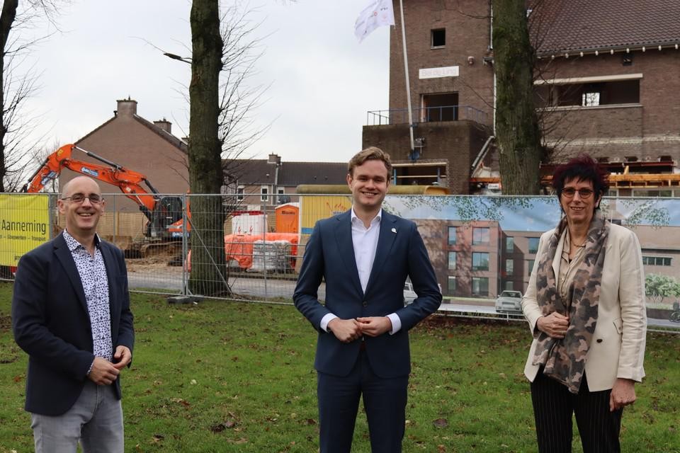 V.l.n.r.: wethouder Smeets, Stijn Kropman en oud-fractievoorzitter Marlies Dreissen.