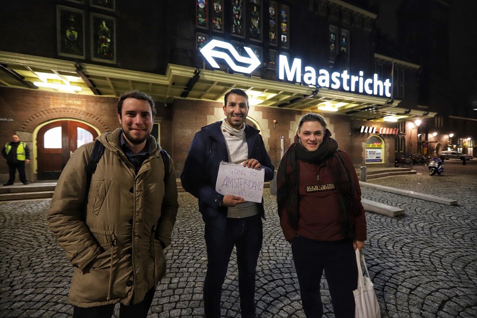Francisco, Hadi en Boris wachten voor station Maastricht op een lift.