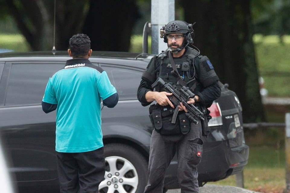 Toegesnelde zwaar bewapende agent na de aanslag op een moskee in Christchurch. 