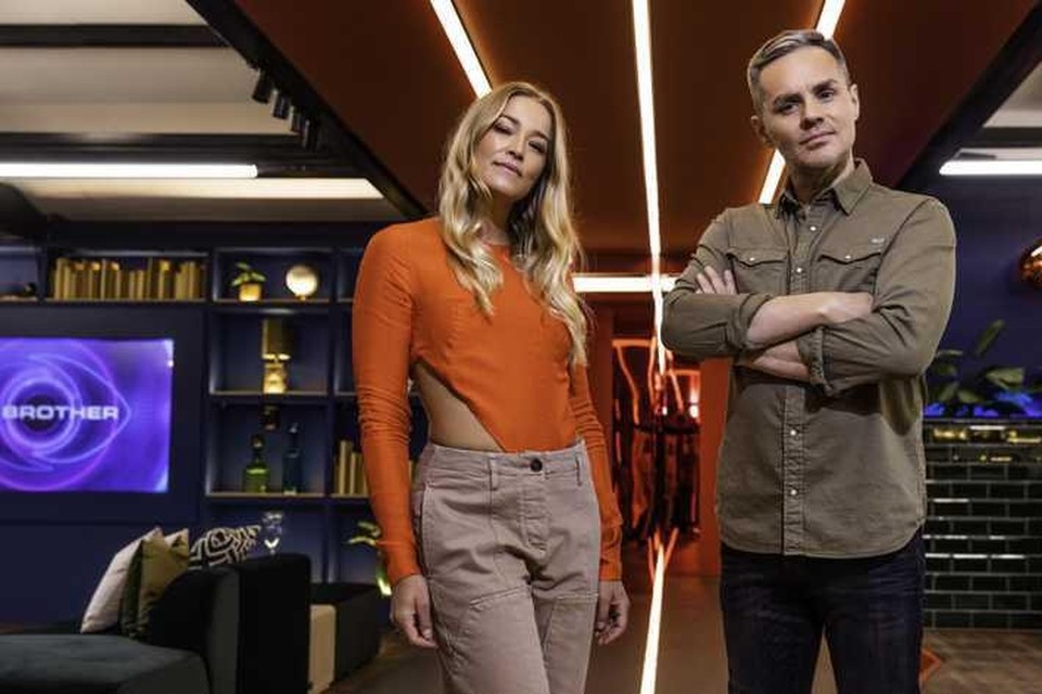 Geraldine Kemper en Peter Van de Veire, de presentatoren van Big Brother.