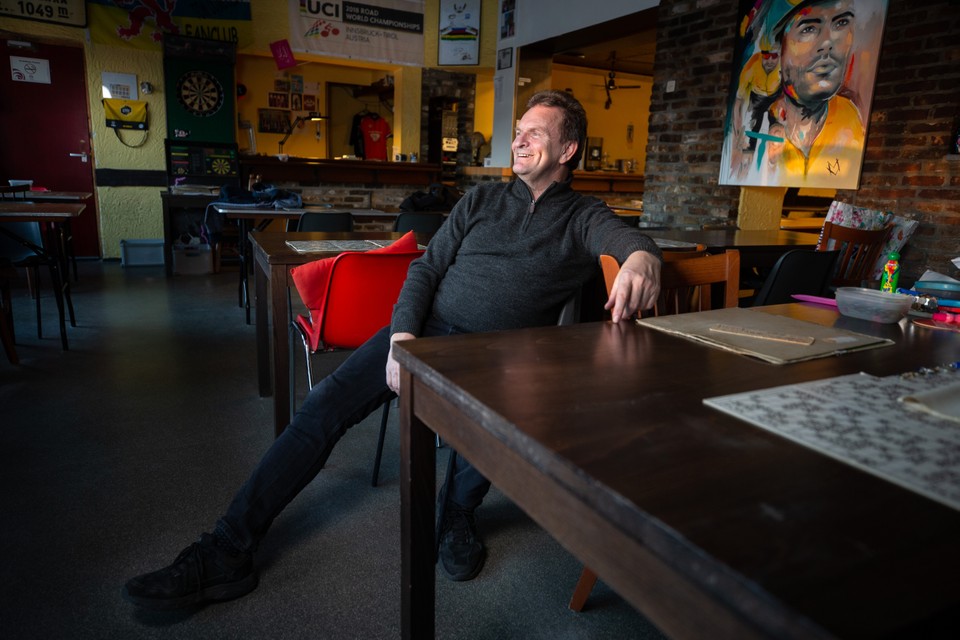 Jannie Dreessen houdt zijn café tegen beter weten in open. 