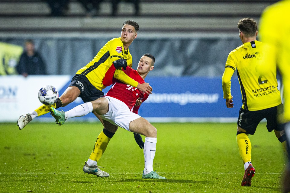 Nick Venema namens FC Utrecht in actie tegen VVV. 