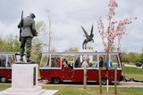 thumbnail: Toeristen bij het monument in het Britse Lichfield.
