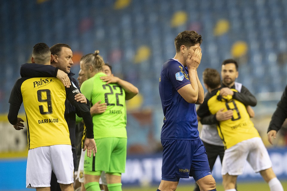 Teleurstelling bij VVV-aanvoerder Danny Post, terwijl de Vitesse-spelers de plek in de finale vieren. 
