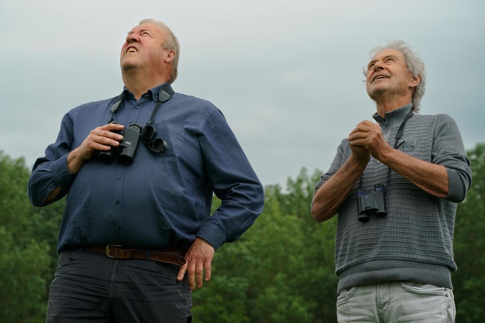 Geco Visscher (links) en Har Pluijmakers zien vogelsoorten uit Limburg verdwijnen.