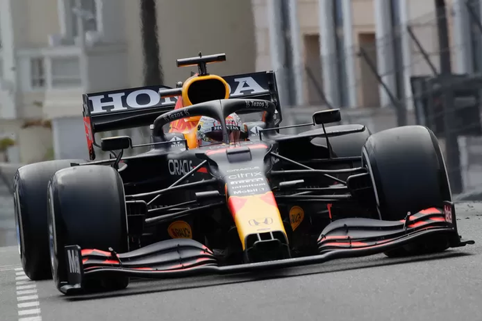 Max Verstappen in actie op het befaamde stratencircuit in Monaco. 