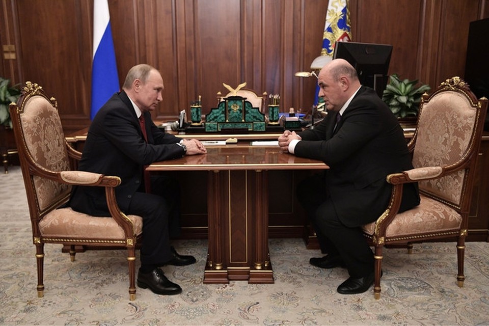 De Russische president Vladimir Poetin met Mikhail Mishustin, die hij voordroeg als nieuwe premier. 