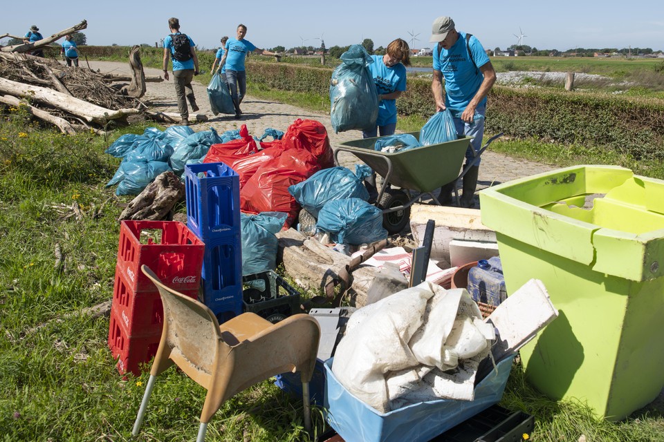Vrijwilligers halen tijdens de Maas Cleanup in augustus plastic uit de rivier in de buurt van Elsloo. 