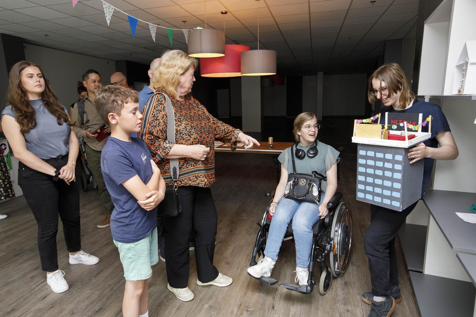 Wethouder Marianne Smitsmans van Roermond laat zich door Fleur (r) en Mirte (rolstoel) op Expo 6041 uitleggen wat jongeren willen in de binnenstad. 