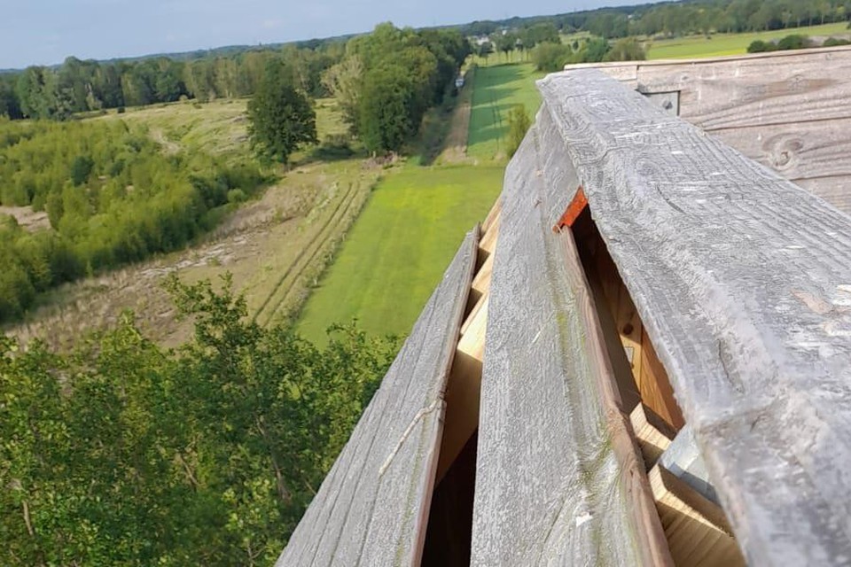 Vrijwilligers van het dorpsoverleg in Meijel hebben de losgerukte planken inmiddels vervangen door nieuwe exemplaren.