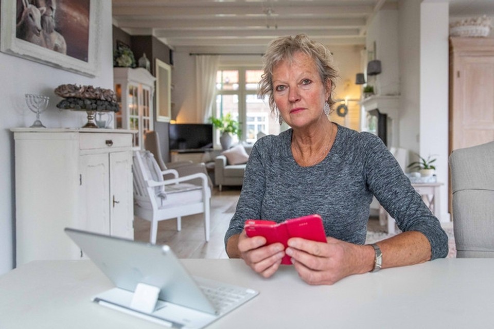 Wilma Hartog uit Sint-Annaland werd voor bijna tienduizend euro opgelicht via Whatsapp 