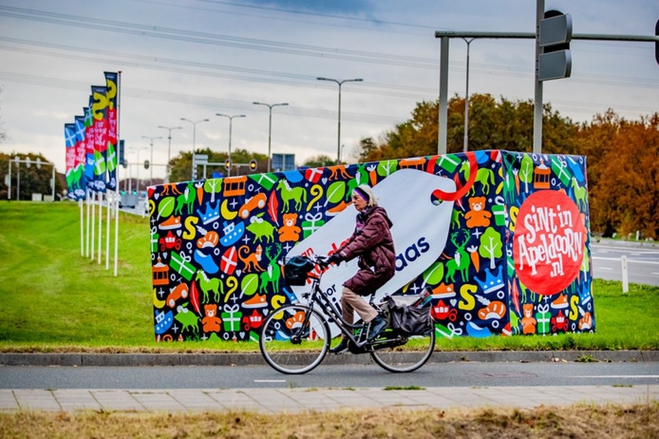 Vlaggen en een megapakje vanwege de intocht van Sinterklaas aan de Zutphensestraatweg. 