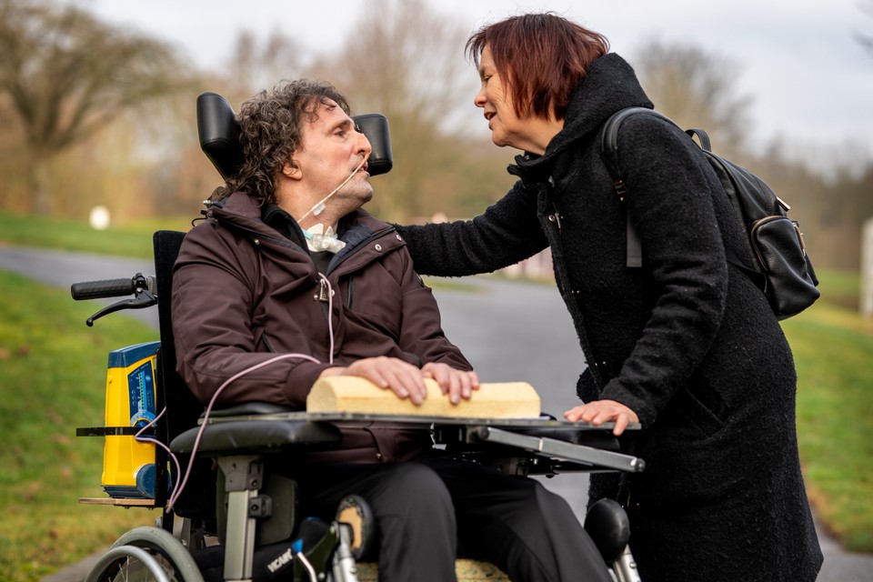 Lambert (55) zit sinds zijn herseninfarct gevangen in zijn eigen lichaam. Hij en zijn vrouw Lilian zoeken nu een rolstoelgeschikte woning.  