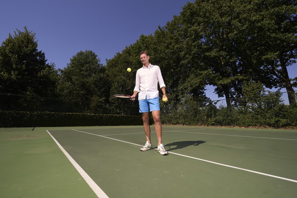 Sjeng Schalken op zijn hardcourt tennisbaan in zijn tuin in Kessenich. De Limburger liet die baan speciaal aanleggen om zich tijdens zijn profcarriere optimaal op de US Open te kunnen voorbereiden.  