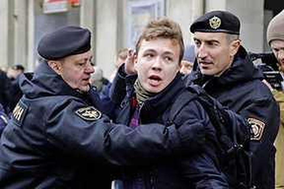 Journalist Roman Protasevitsj tijdens een arrestatie in Minsk, maart dit jaar. 