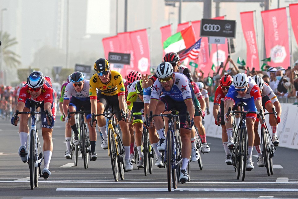 Mark Cavendish (midden met witte helm) drukt als eerste zijn wiel over de streep in Abu Dhabi. 