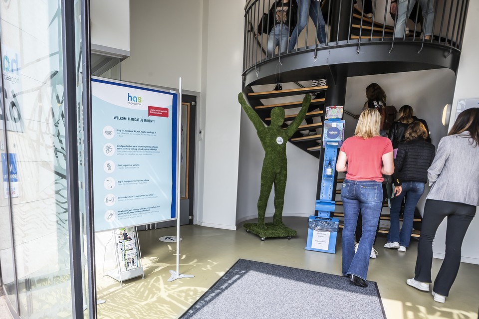 Studenten mogen sinds maandag weer op school lessen volgen. 