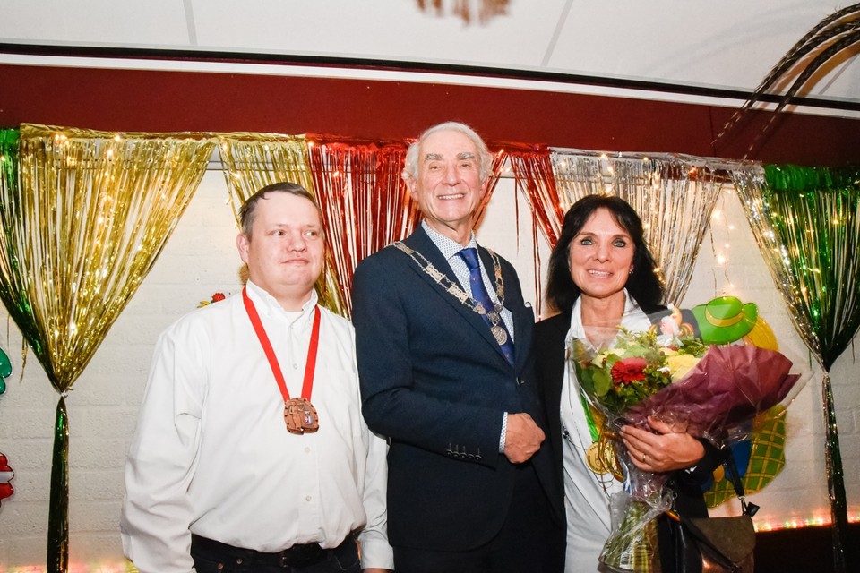 René Pirovano en Margriet Janssen-Eggen, met in hun midden burgemeester Gerd Leers, ontvingen hun onderscheidingen. 