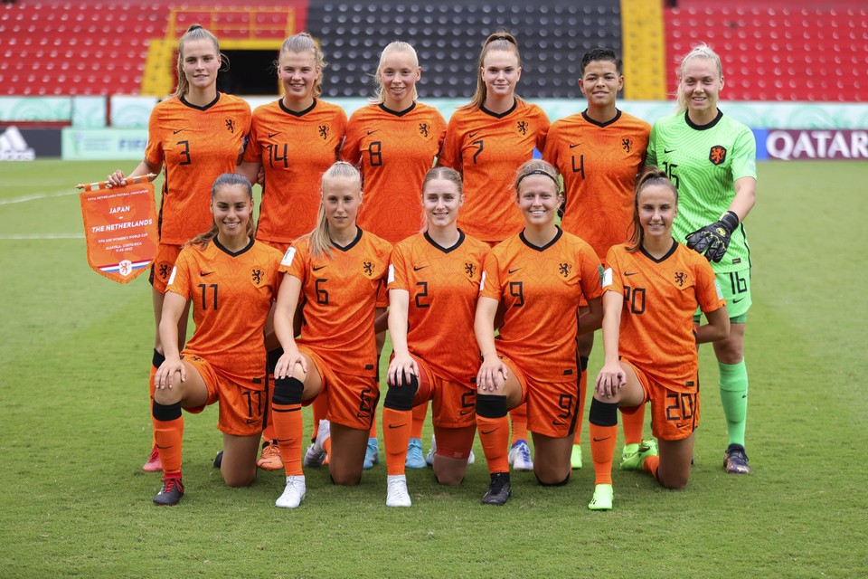 Het Nederlands elftal Onder 20 voor het duel tegen Japan met de Fortuna-speelsters Samantha van Diemen (4) en Dana Foederer (6).  