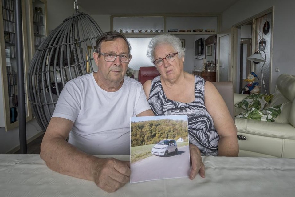 Maarten en Beatrix Ouwerkerk tonen een afbeelding van hun gestolen auto.