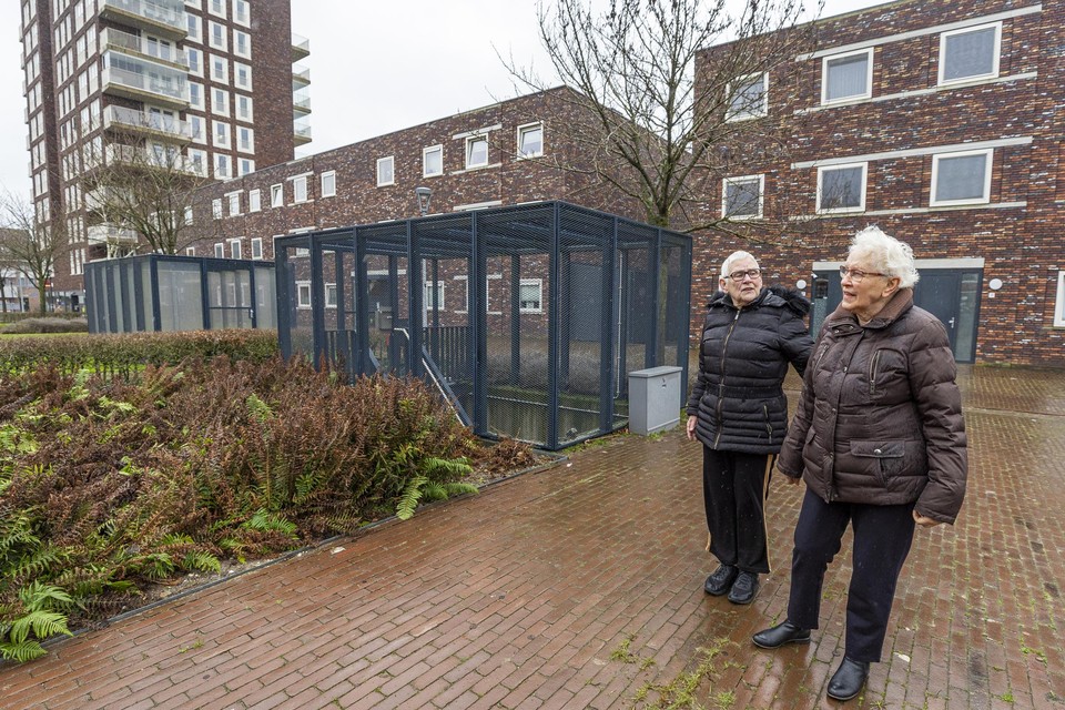 Netty de Römph (links) en Mia Janssen bij de nooduitgang van de parkeergarage. Links het ‘hokje’ met daarin de uitlaat van de vier grote ventilatoren. |
