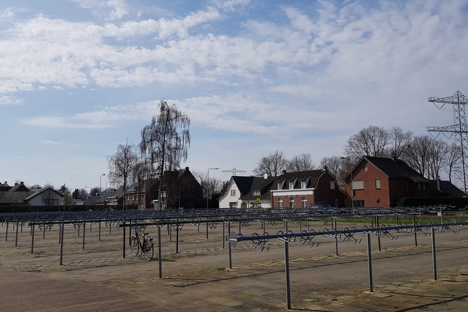 Een verlaten fietsenstalling maandag bij het Connect College in Echt. 