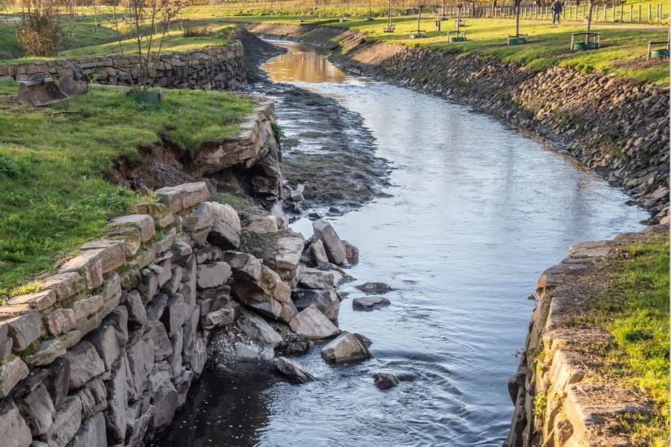 Eind november stortte een deel van de pas gebouwde kademuur in langs de Geleenbeek in Sittard. Enkele maanden geleden voltrok zich een identiek incident, even verderop. 
