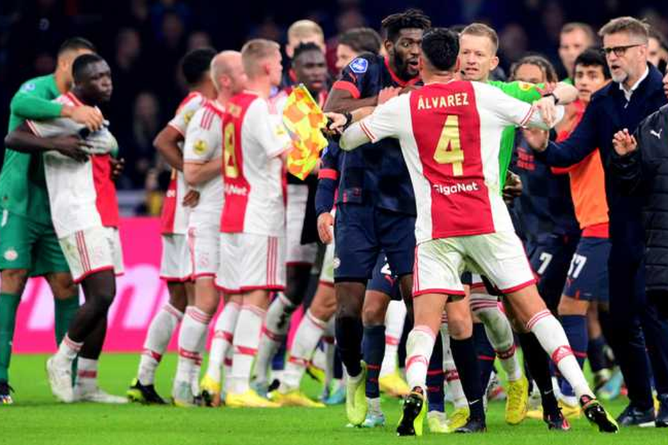 De emoties lopen hoog op na afloop van Ajax-PSV. 