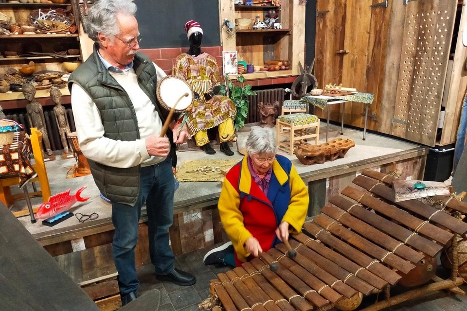 Bert en Berna Haverkort bespelen de geschonken instrumenten 