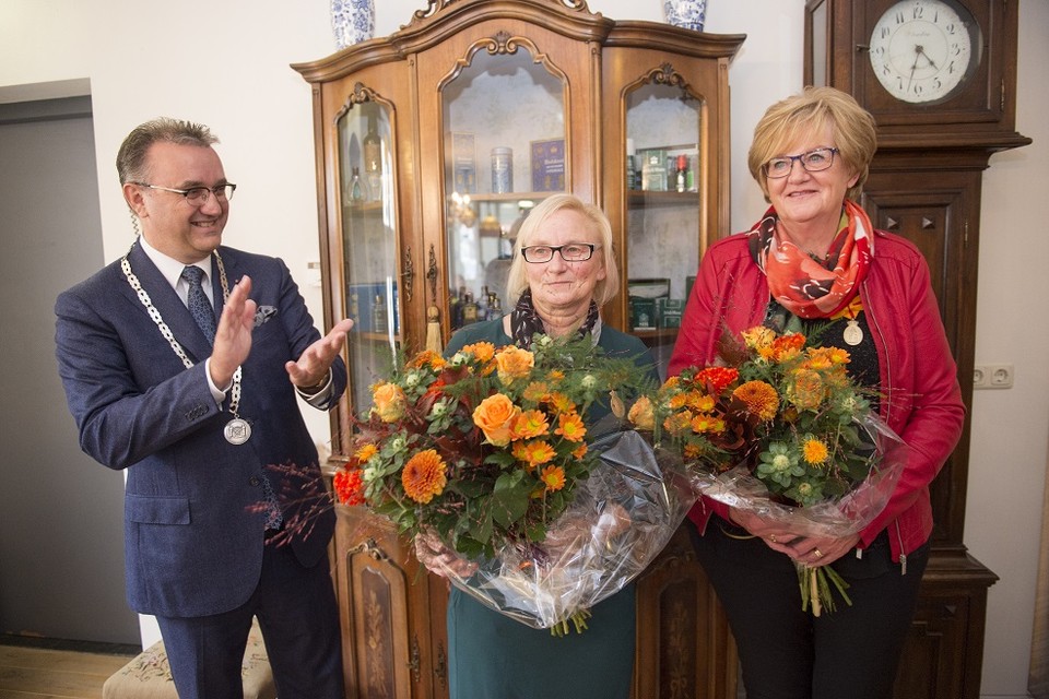 Heldinnen Mia en Gertie kregen een Koninklijke onderscheiding van burgemeester Hessels voor hun daad.