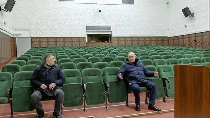 Poetin in gesprek met vicepremier Marat Khusnullin, in het theater van Marioepol.