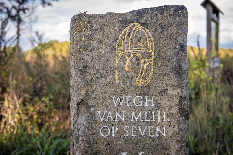 Tien zware basaltzuilen markeren de 21 kilometer lange Wegh van Meijl op Seven tussen Meijel en Sevenum.