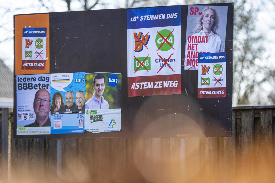 De plakactie ‘Stem ze Weg’ leidt tot boosheid van politieke partijen.