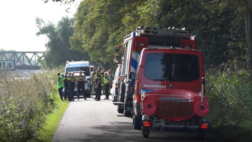 De hulpdiensten op de plek waar het lichaam van de dode vrouw werd gevonden. 