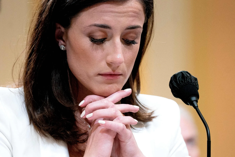 Cassidy Hutchinson, naaste medewerker van Trumps stafchef, luistert naar vragen tijdens haar getuigenis disndag voor de commissie die de bestorming van het Capitool onderzoek.