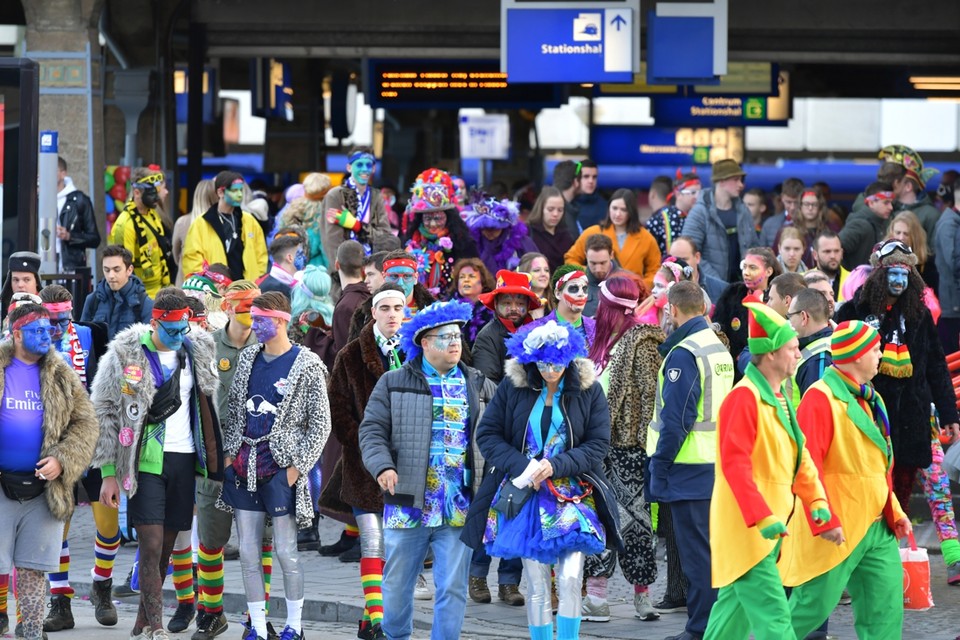 Een trein volgeladen met carnavalsvierders arriveert op Maastricht CS. 