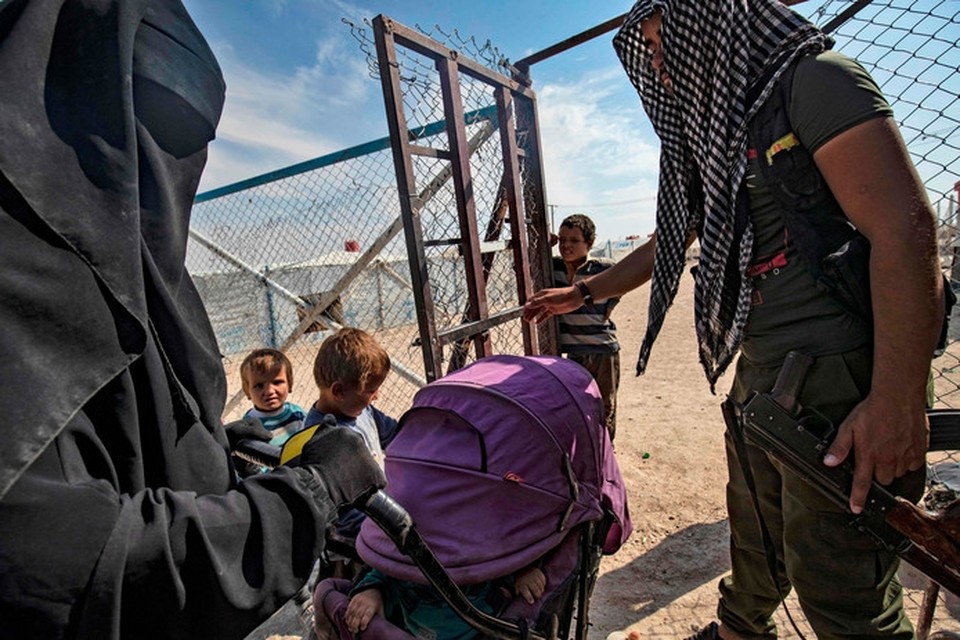 Een vrouw met haar kinderen in het kamp al-Hol, waar ook Nederlandse IS-vrouwen verblijven. 